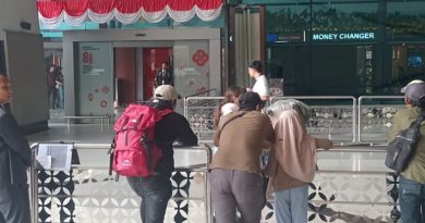 Penumpang bandara di terminal Soekarno Hatta