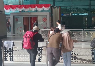 Penumpang bandara di terminal Soekarno Hatta
