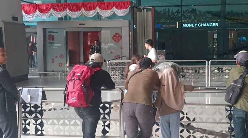 Penumpang bandara di terminal Soekarno Hatta